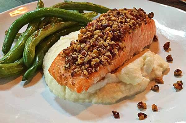 cauliflower puree with salmon and green beans