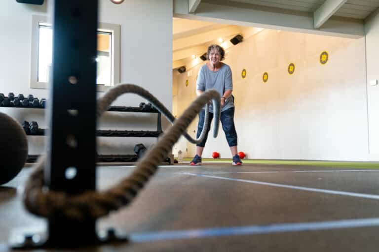 Guest training with battle ropes in the Skyterra fitness center